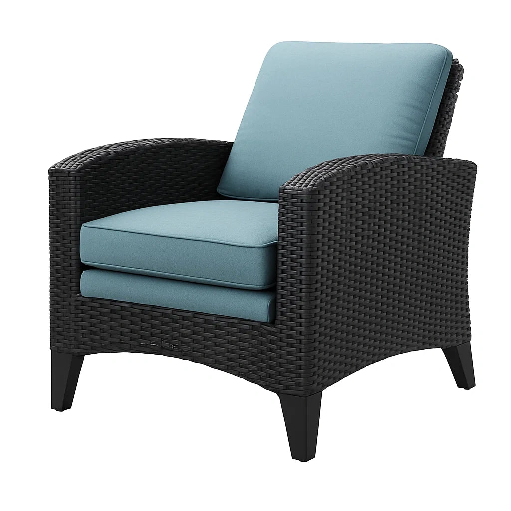 Rattanstuhl mit blauen Kissen